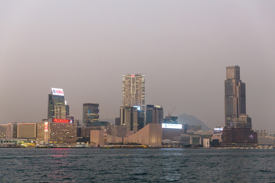 东方明珠璀璨下的香港风情